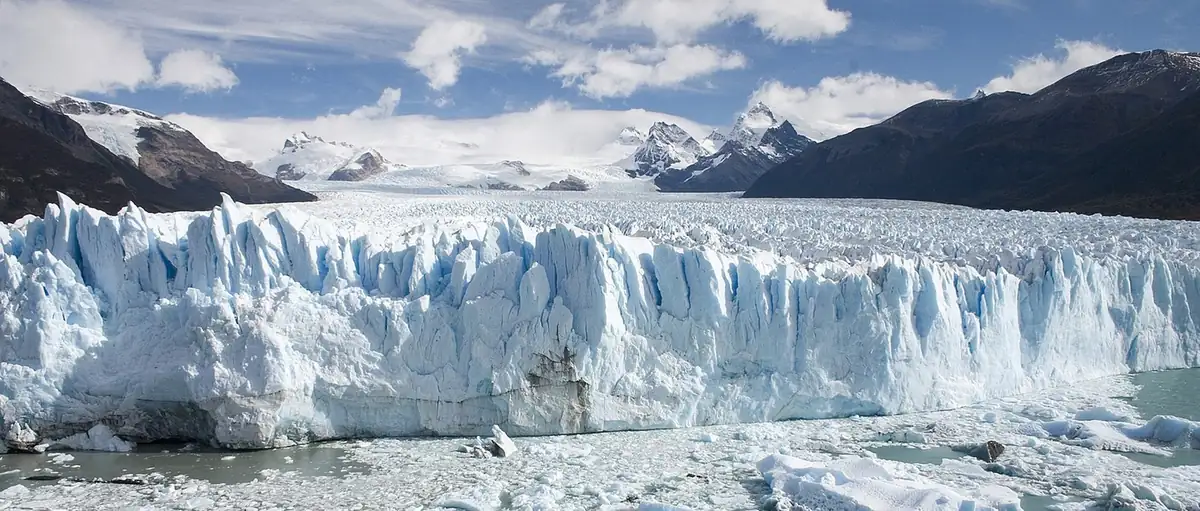 Vista urbana y montañas en El Calafate