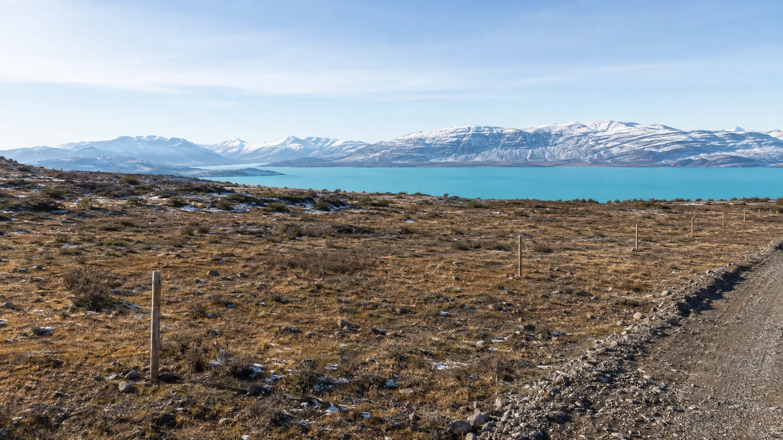 Terreno abierto con camino y vista al Lago Argentino